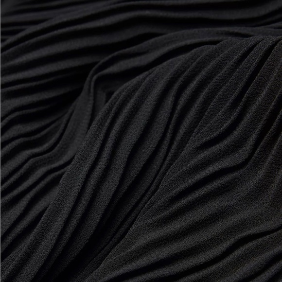 Wilfred Daydreamer V-Neck Dress - NWT - Black - XS
Pleated V-neck chiffon dress - Picture 6 of 6